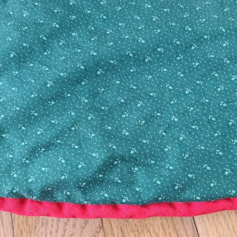 Vintage Handmade Scalloped Edge Christmas Tree Skirt Red Green White Wagon Wheel